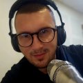 Milinko Mile Vasiljević rođen je 18. marta 1981. godine u Loznici. Svoju profesionalnu medijsku karijeru započeo je 2001. godine. Sa vi&scaron;e od dve decenije iskustva, Vasiljević se etablirao kao istaknuti spiker, novinar, audio producent i performer čiji rad obuhvata televiziju, radio i savremene digitalne platforme. 

Zvanicna fotografija